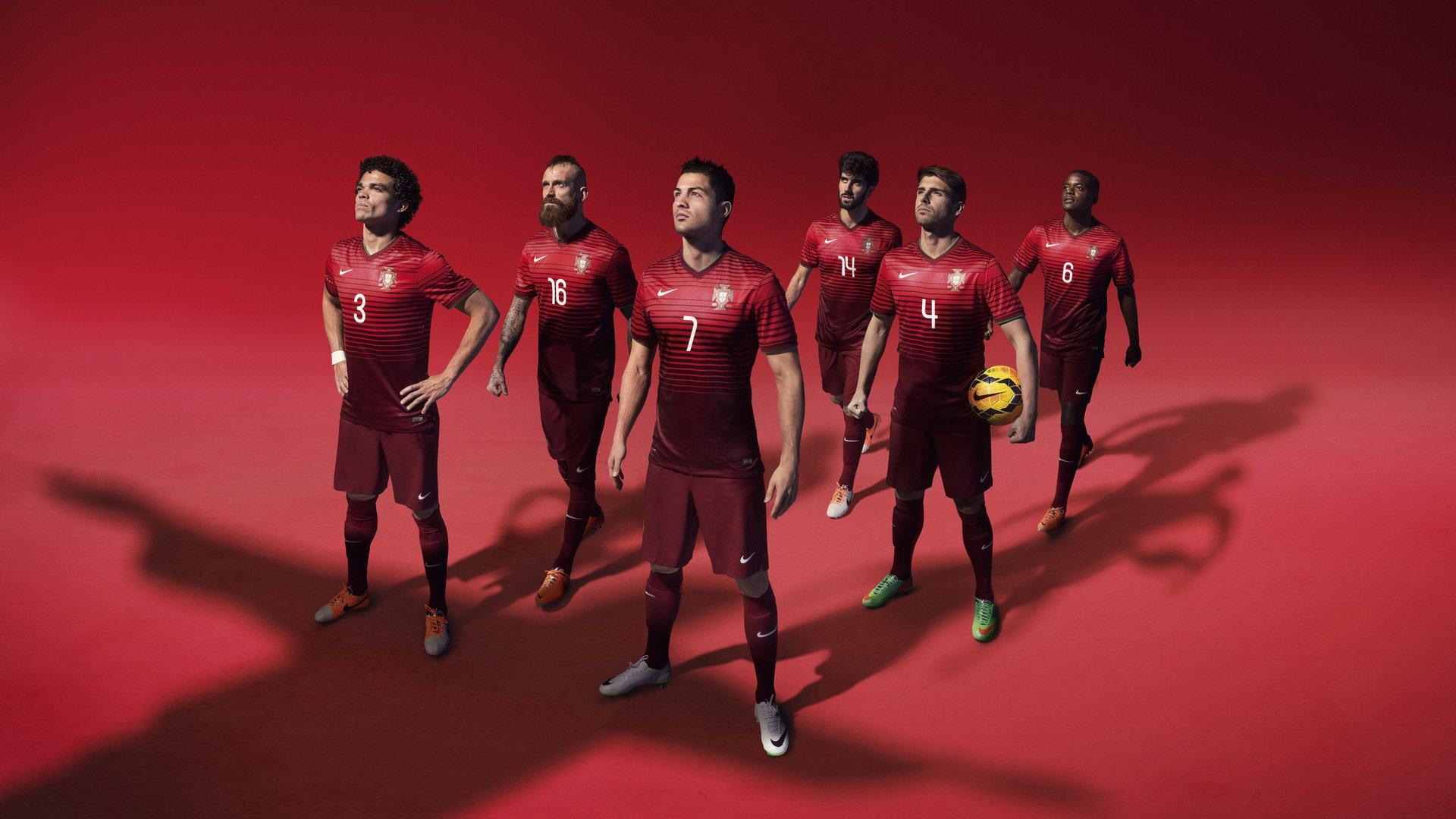 梅西第八次捧起金球奖 阿根廷巨星再创足坛历史